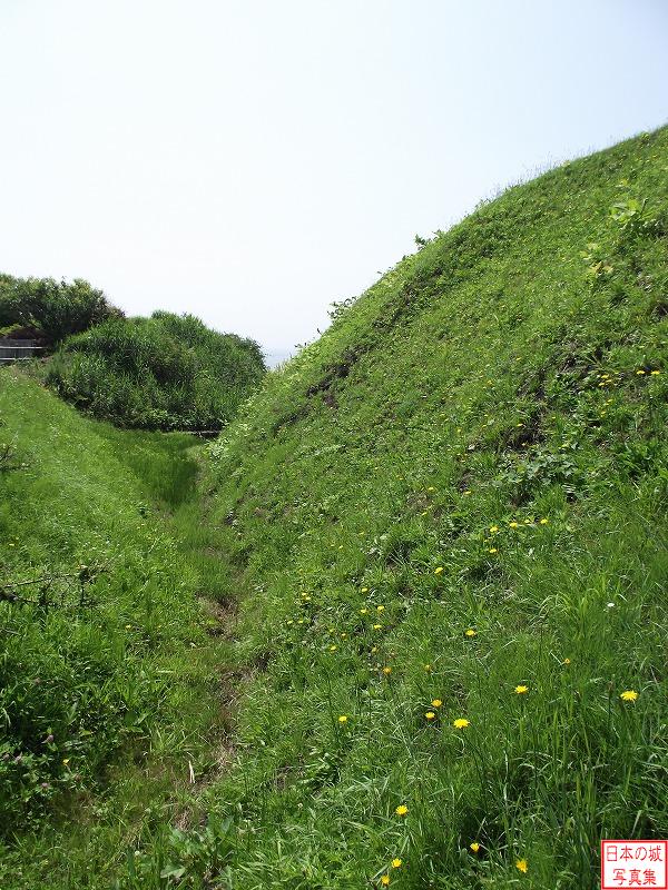 館の周囲の土塁