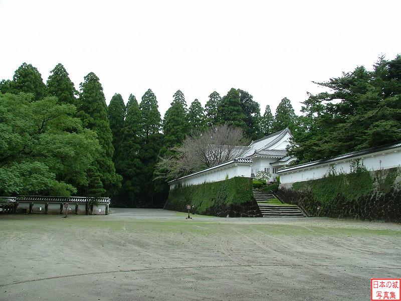 大手門内