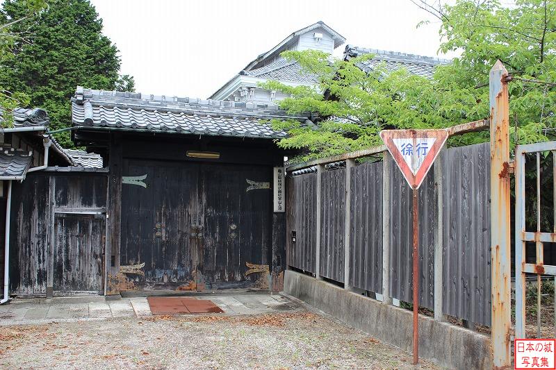 移築城門（亀山製絲室山工場正門）