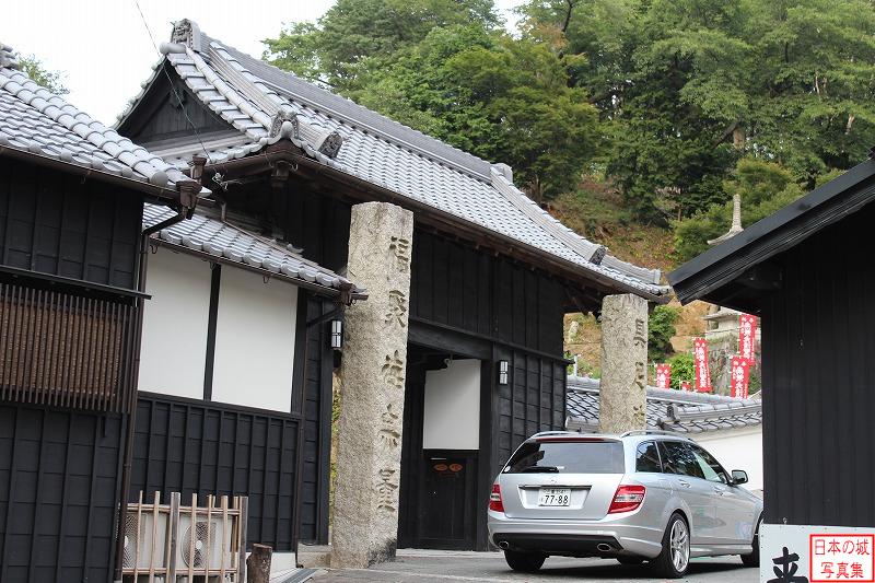 移築城門（世義寺山門）