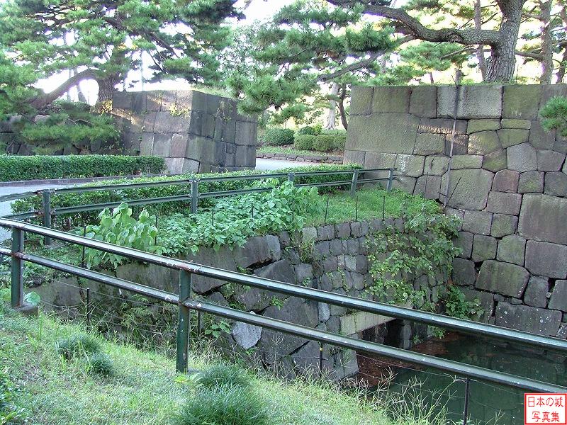 平川門内