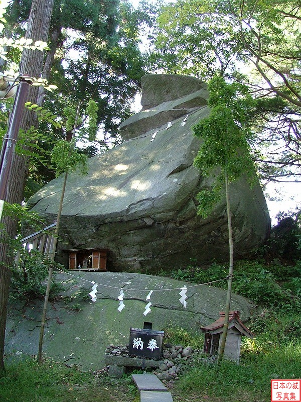 桜山神社と烏帽子岩