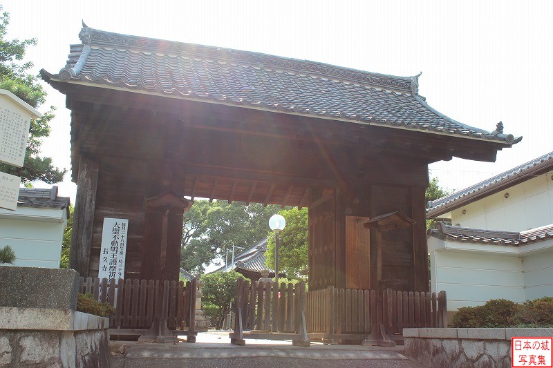 移築城門（長久寺山門）