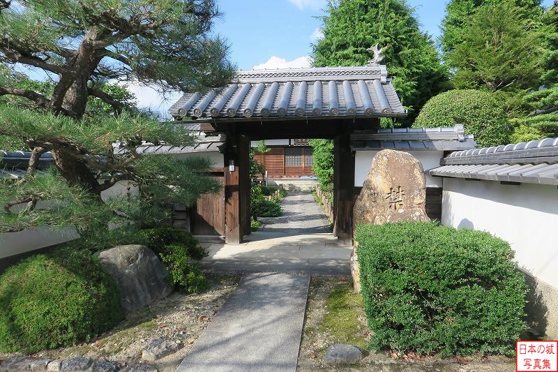 移築城門（栄春寺山門）